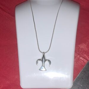 Chic Silver Fleur-de-Lis Necklace